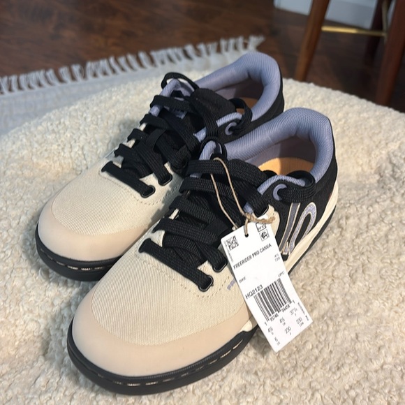 NWT adidas Freerider Pro Canva Mountain Bike Shoes sz 6 womens NEW - Picture 1 of 5